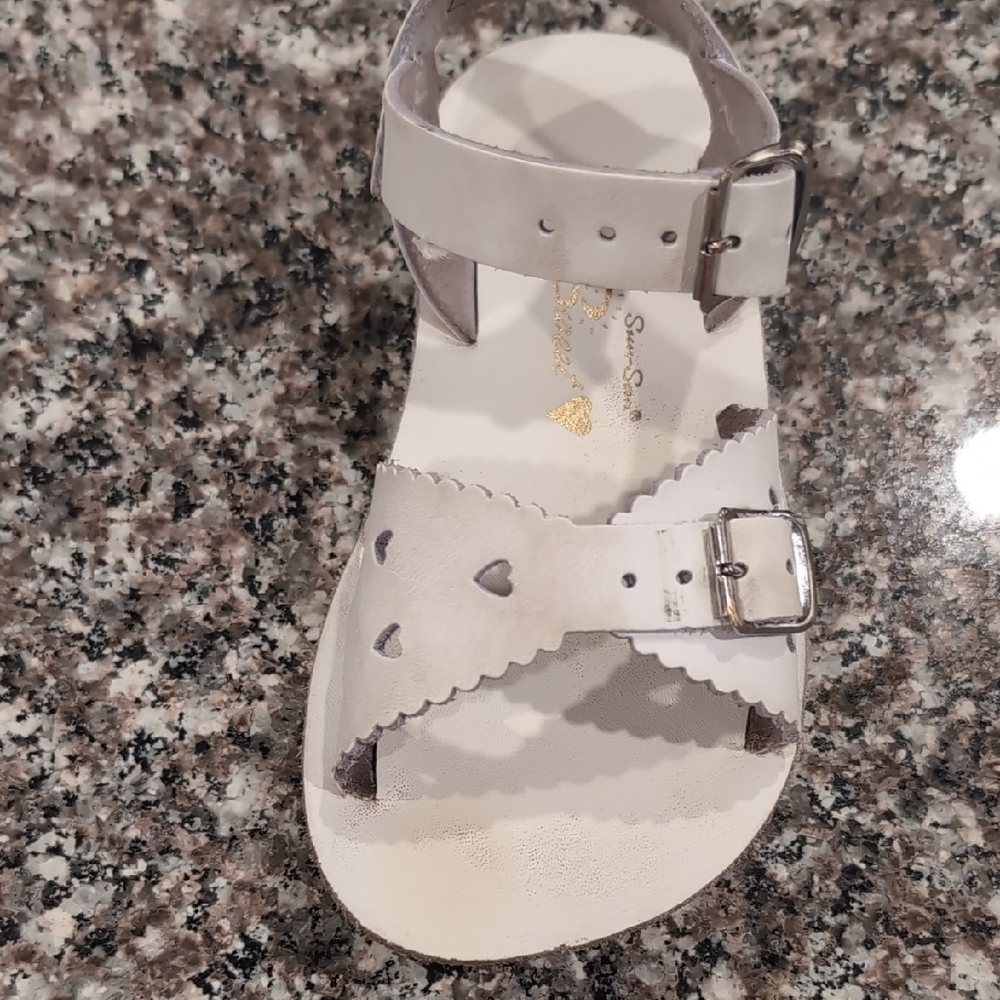 White Saltwater Sandals for Girls, Size 8 - Picture 4 of 8